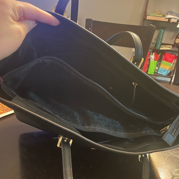 Micheline Kors Bag with laptop compartment. - Picture 5 of 9